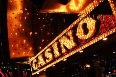 Microgaming bonus round activation and multiplier display in live slot session